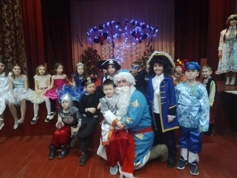 Новогодний утренник для учащихся начального звена.